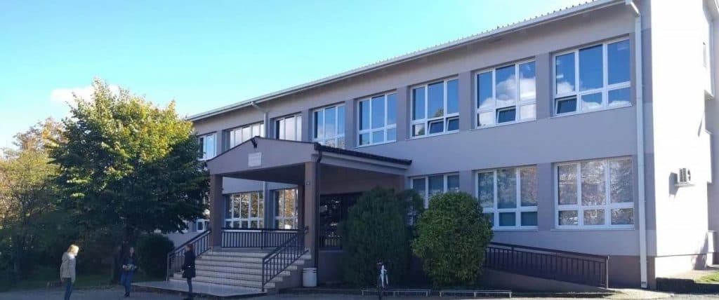 Ilustracija članka: Škola u Čitluku zabranila mobitele, šminkanje, bojanje kose, lakiranje noktiju…