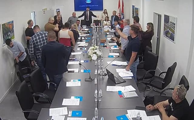 Ilustracija članka: Incident u Grudama: Sukob Bandića i osiguranja, dio vijećnika napustio sjednicu