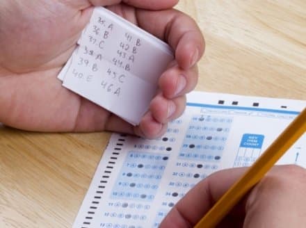 Ilustracija članka: Zastrašujući razmjeri urušavanja obrazovanja u BiH zbog prevara studenata na ispitima