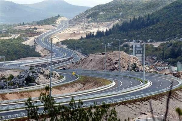 Ilustracija članka: Upitna izgradnja 13 dionica autoceste, nekoliko brzih cesta kroz cijelu BiH, 13 mostova…