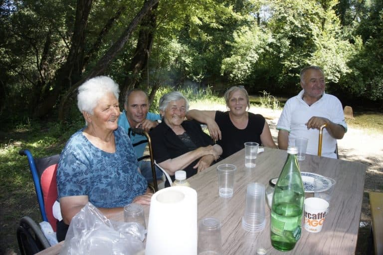 Ilustracija članka: Bračni par iz Medvidovića Drage udomio stare i nepokretne osobe s područja Imotske krajine