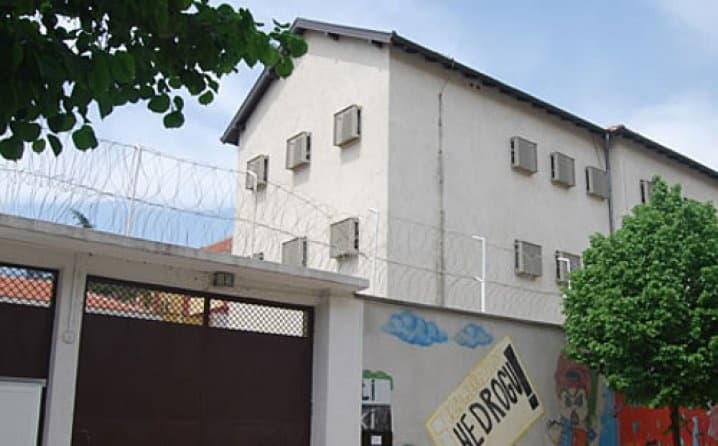 Ilustracija članka: Tučnjava u mostarskom zatvoru: Osuđenik drugog izbo kemijskom olovkom