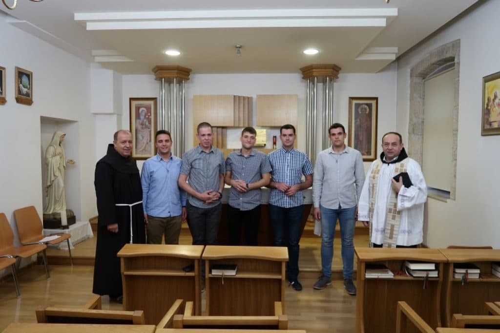 Ilustracija članka: Petorica mladića i službeno primljena u postulaturu