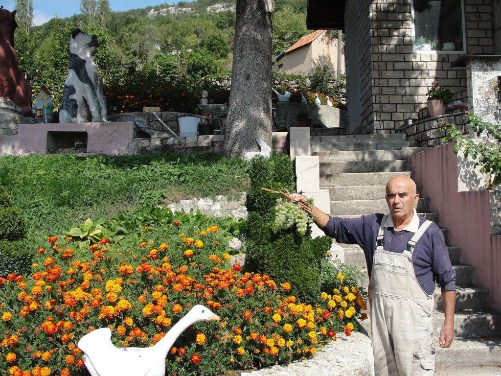 Ilustracija članka: RAKITNO: Iz panjeva i bukovine „nikli“ kipovi rakitskog Michaelangela