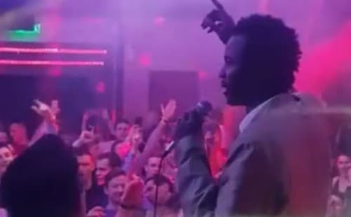 Ilustracija članka: Svi su bili na nogama! Uzeo mikrofon u ruke i razvalio hit “Moja Hercegovina”