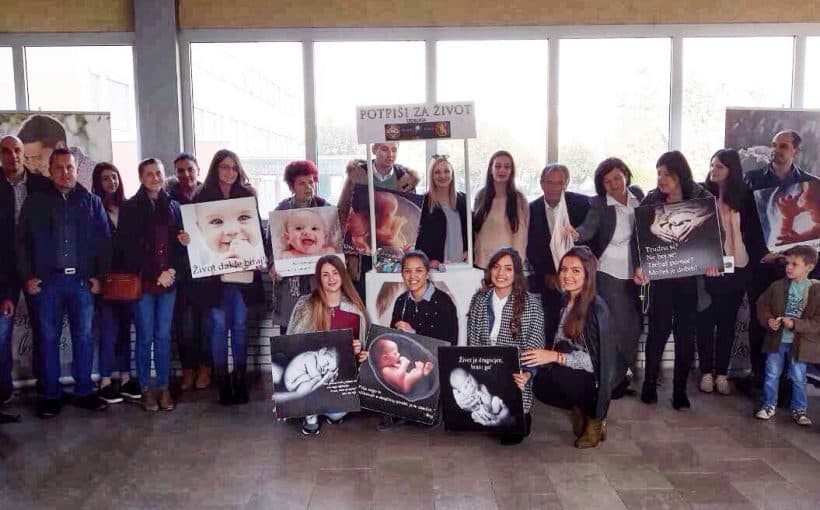 Ilustracija članka: Udruga Mlado Sunce odgovorila Ratku Periću zbog njegovog poziva na bojkot karizmatika Mije Barade