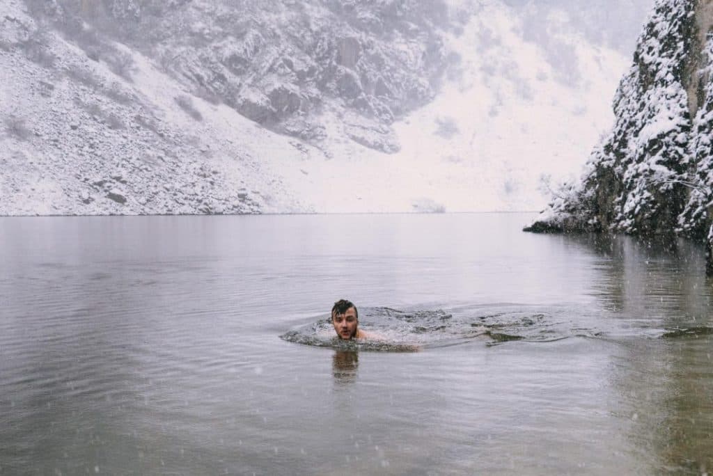 Ilustracija članka: Ma kakav Sibir: hrabri Andrija zaplivao u Modrom jezeru, nisu ga spriječili ni minus i hladan vjetar!