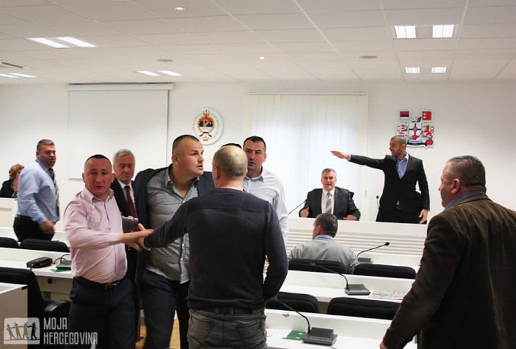 Ilustracija članka: Samo u Hercegovini: Vijećnik udario predsjednika Općinskog vijeća (VIDEO)