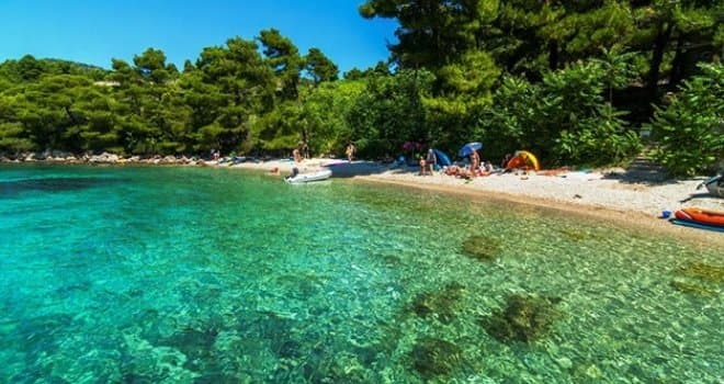 Ilustracija članka: Radnici iz BiH bludničili na Jadranu s djevojčicama: ‘Sve je počelo na plaži. Jedna je napunila tek 14, druga nije…’