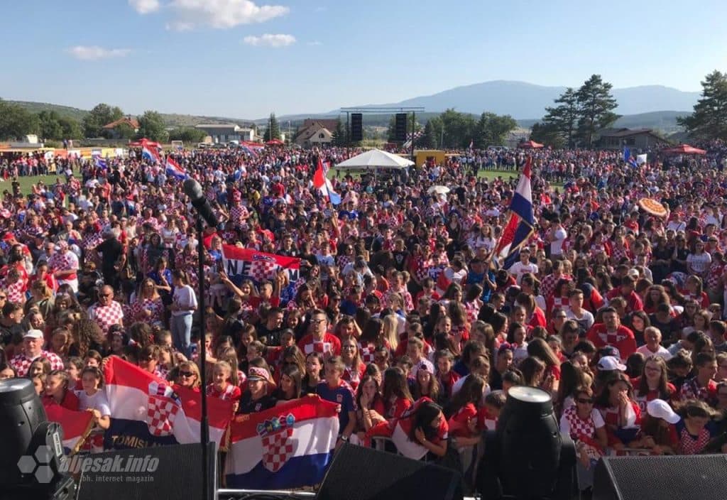 Ilustracija članka: Tisuće ljudi iz BiH i regije u hrvatskim dresovima čeka Dalića