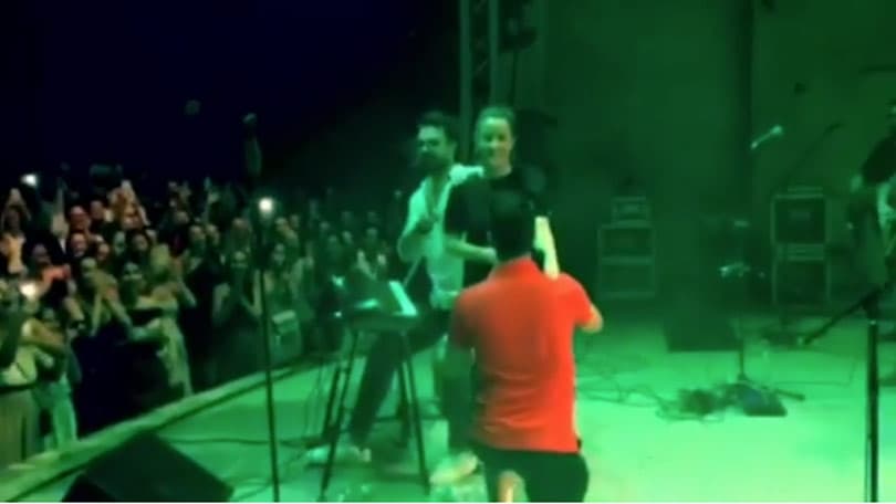 Ilustracija članka: Širokobriježanin rastopio Dalmatince romantičnom prosidbom na Grašinu koncertu