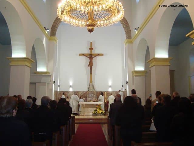 Ilustracija članka: Križ koji bode oči