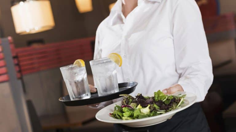 Ilustracija članka: Njemačkoj fale konobari i kuhari. Ugostitelj: Nudim 11.000 eura plaće