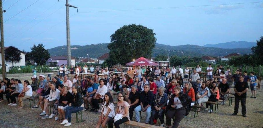 Ilustracija članka: Kod zvonika sv. Ilije Proroka u Bobanovoj Dragi: Monodrama Maria Filipia „Kako glumiti normalnog čovjeka“