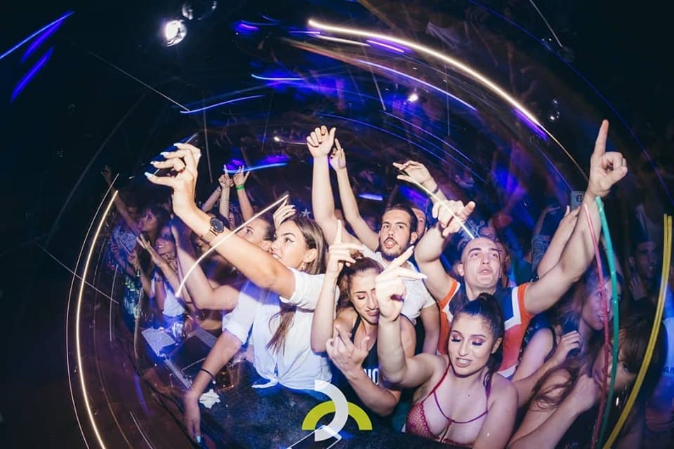 Ilustracija članka: Hercegovina: Kija Kockar, Jala Brat i Buba Corelli obilježili tjedan noćnih izlazaka