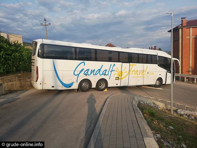 Ilustracija članka: Autobus iz Poljske “zaglavio” u Grudama, izvlačio ga traktor