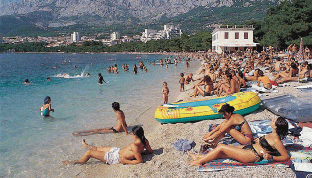 Ilustracija članka: Gradonačelnik Makarske: Gosti iz BiH na plaži jedu i peku roštilj, ostave samo smeće, od njih nema zarade