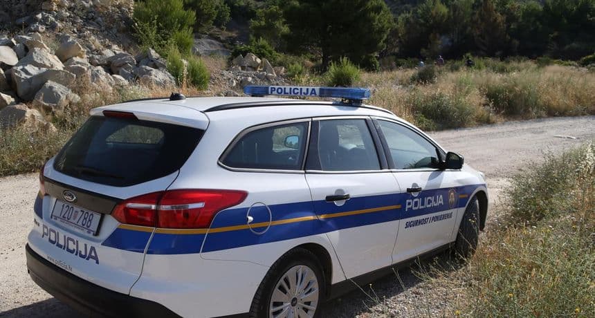 Ilustracija članka: Policajac kod Vrgorca pištoljem usmrtio psa koji ga je napao na plantaži marihuane