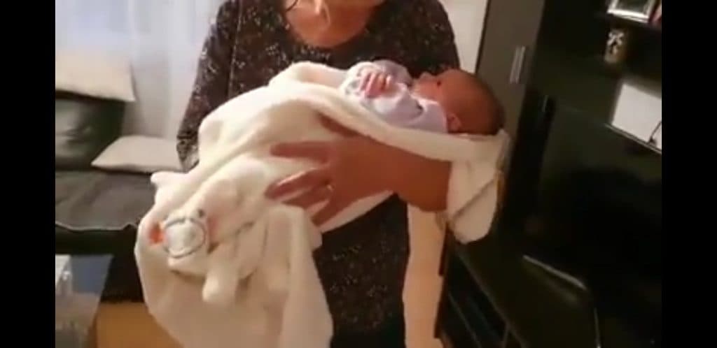 Ilustracija članka: Hit koji je oduševio internet: Poslušajte kako baka iz Imotskog uspavljuje bebu