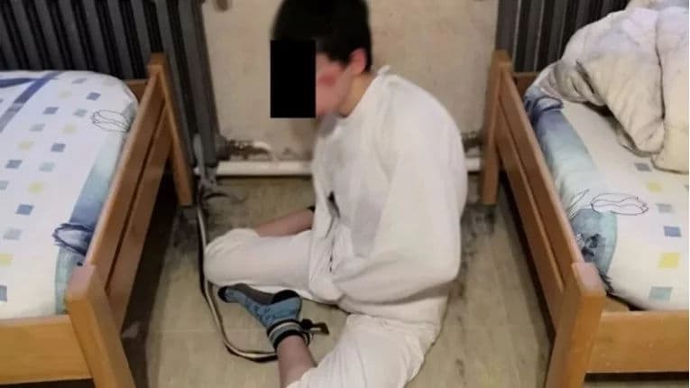 Ilustracija članka: Objavljene potresne fotografije iz BiH: Djeca vezana za radijatore