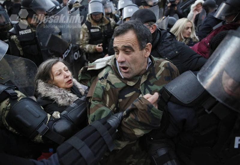 Ilustracija članka: Drama u Mostaru: Smeće prolazi kroz kordon policije