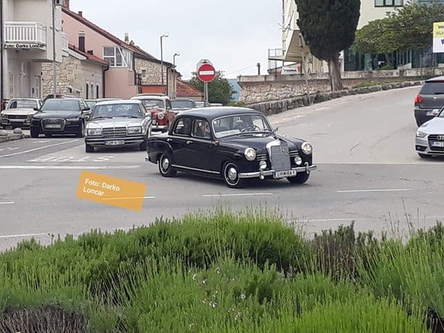 Ilustracija članka: Početkom ljeta spomenik Mercedesu