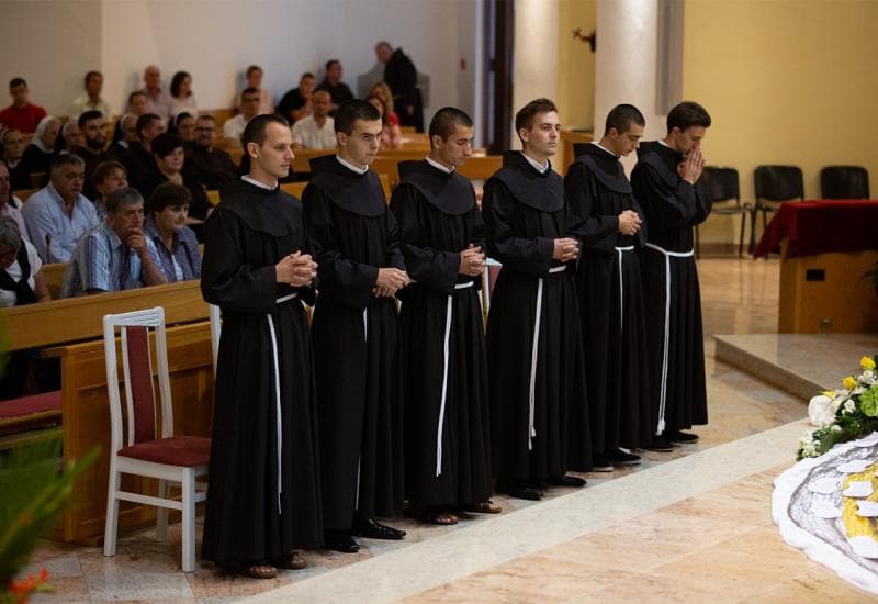 Ilustracija članka: Šestorica novaka na Humcu položila prve privremene zavjete