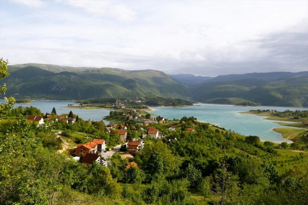 Ilustracija članka: Iako je najbogatija općina, građani se najviše iseljavaju iz Prozor-Rame