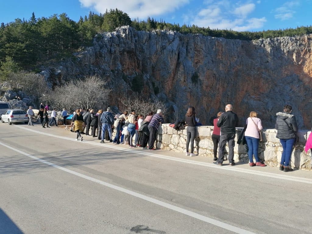 Ilustracija članka: Najduži šank u Hrvatskoj: Prizor iz Imotskog hit na Facebooku