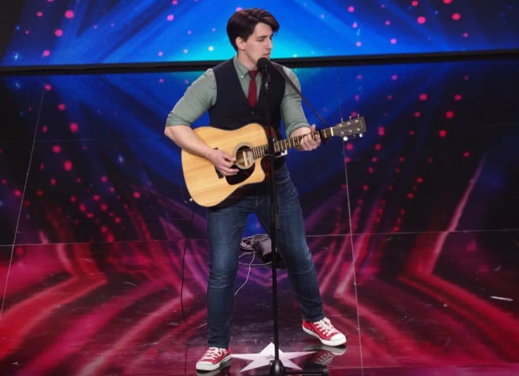 Ilustracija članka: Energični mladić iz Širokog Brijega odsvirao autorsku pjesmu i prošao dalje