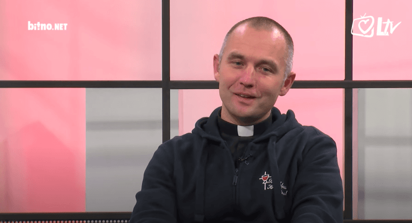 Ilustracija članka: Od gorljivog navijača do najpopularnijeg svećenika na društvenim mrežama