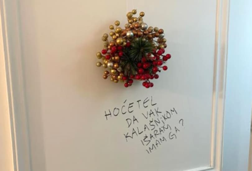 Ilustracija članka: Obitelji iz Sarajeva stavila božićni vijenčić pa joj upućene odvratne prijetnje