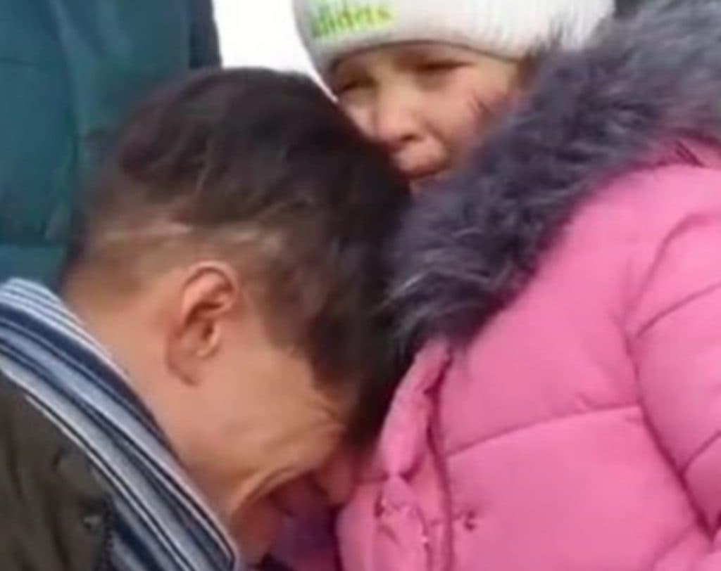 Ilustracija članka: Video ukrajinskog tate i kćerkice koji se opraštaju u suzama rasplakao milijune ljudi