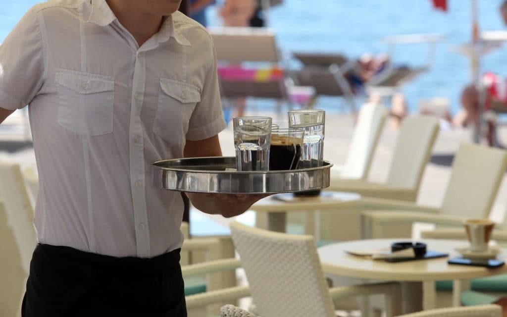 Ilustracija članka: Zašto su Hrvati iznenađeni što im nedostaju konobari, kuhari…