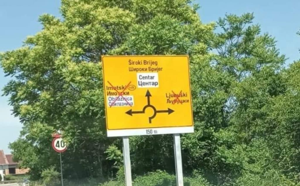 Ilustracija članka: Visoke novčane kazne za uništavanje latiničnih i ćiriličnih natpisa