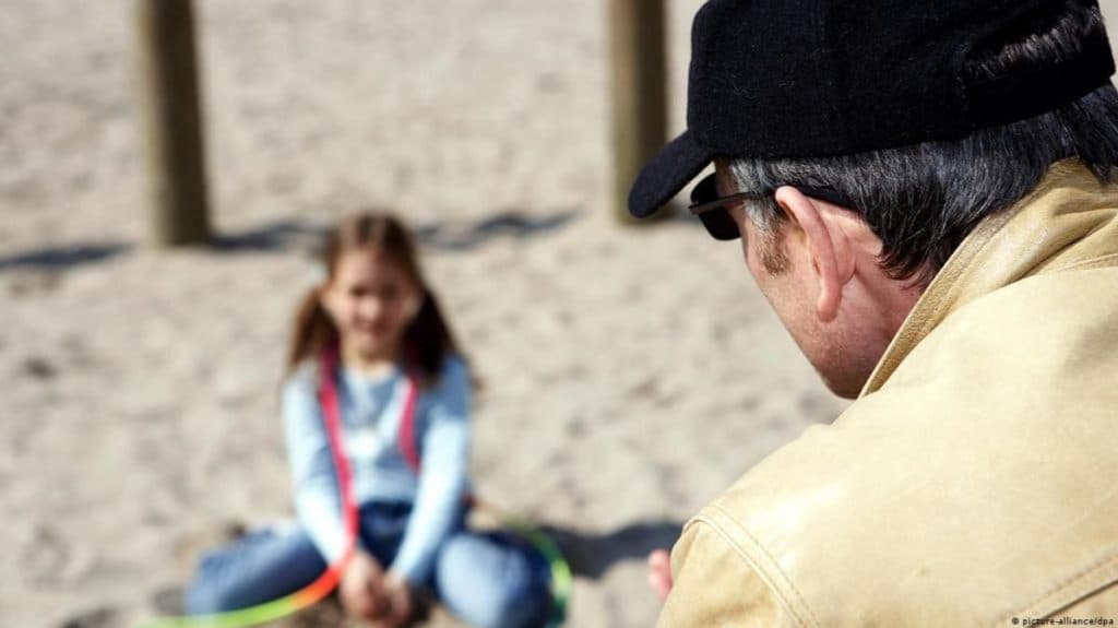 Ilustracija članka: Otac objavio poruke koje je pedofil slao njegovoj kćeri