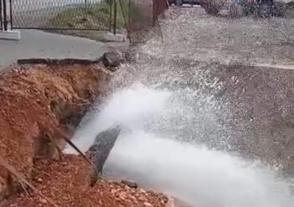 Ilustracija članka: VIDEO: Zbog puknuća cijevi veći dio Gruda ostao bez vode