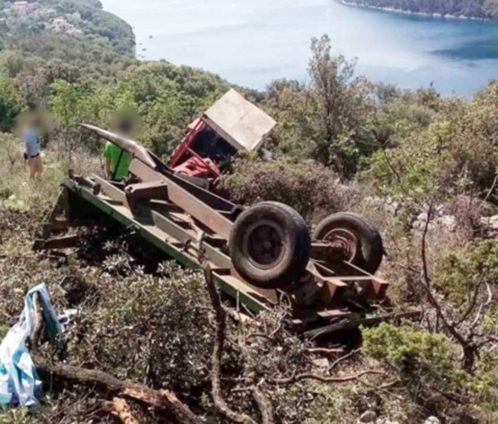 Ilustracija članka: Prevrnuo se traktor s prikolicom punom maturanata kod Labina, 10-ak ozlijeđenih