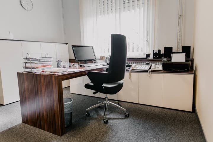 Ilustracija članka: Županijski sud Široki Brijeg donira uredski namještaj