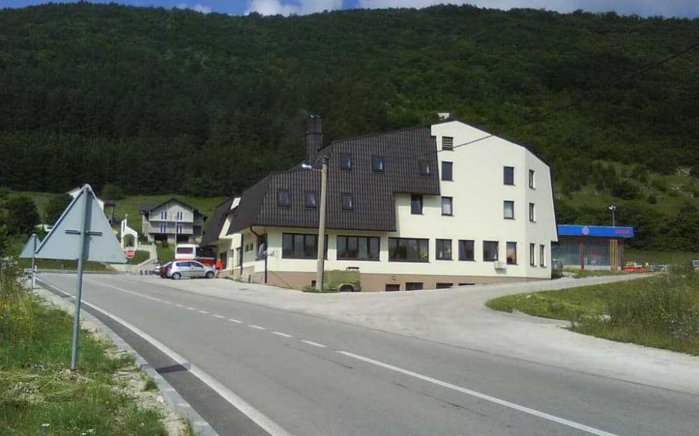 Ilustracija članka: U prometnoj nesreći u Šujici smrtno stradao 18-godišnjak, dvije osobe ozlijeđene