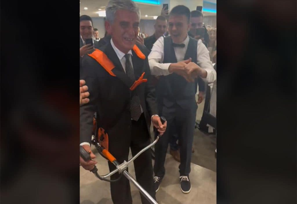 Ilustracija članka: Hit video iz Ljubuškog: Maturanti razredniku poklonili trimer