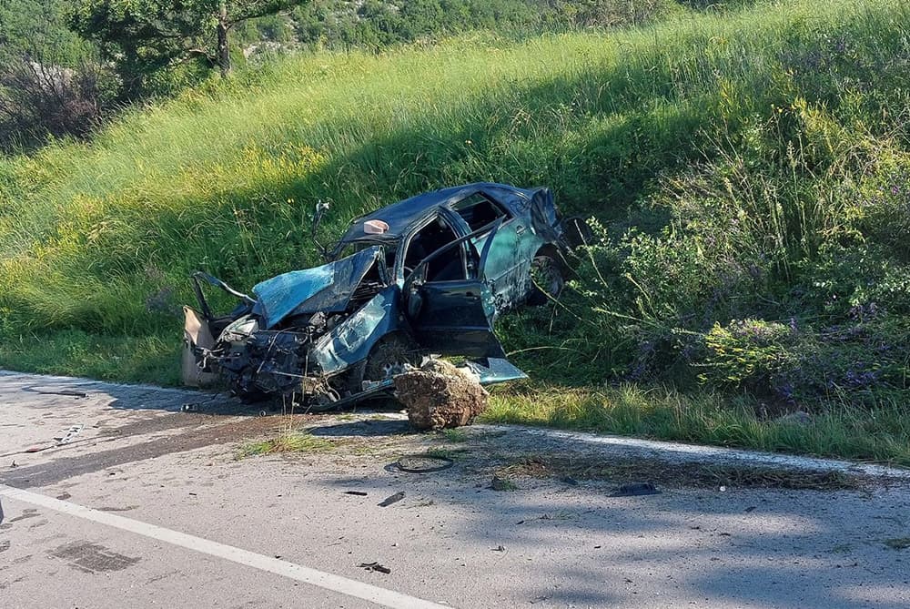 Ilustracija članka: Teška prometna nesreća kod Posušja: Stariji maloljetnik životno ugrožen, drugi lakše ozlijeđen