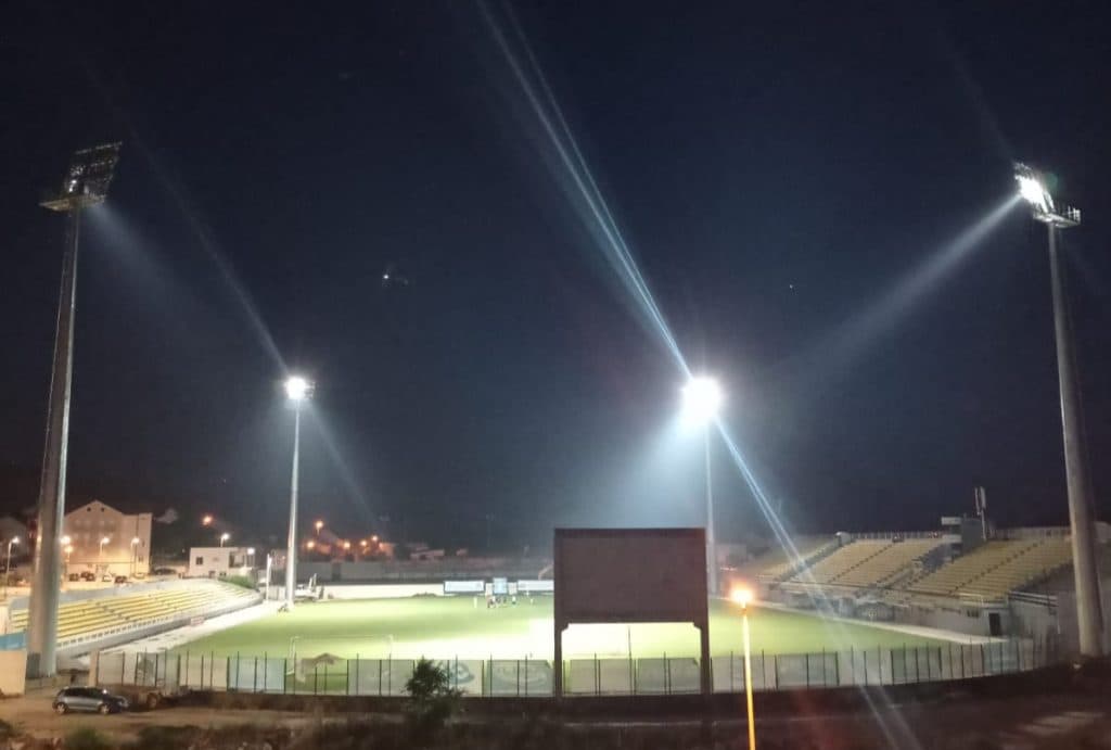Ilustracija članka: Upaljeni reflektori na stadionu u Posušju