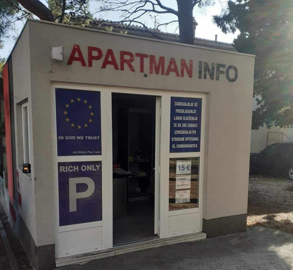 Ilustracija članka: Mostarci šokirani natpisom u Tučepima: ”Ko nema para, bez njega se može”.