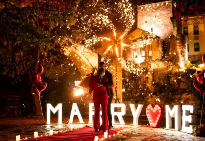 Ilustracija članka: Filmska prosidba ispod Starog mosta – Crveni tepih, svijeće…