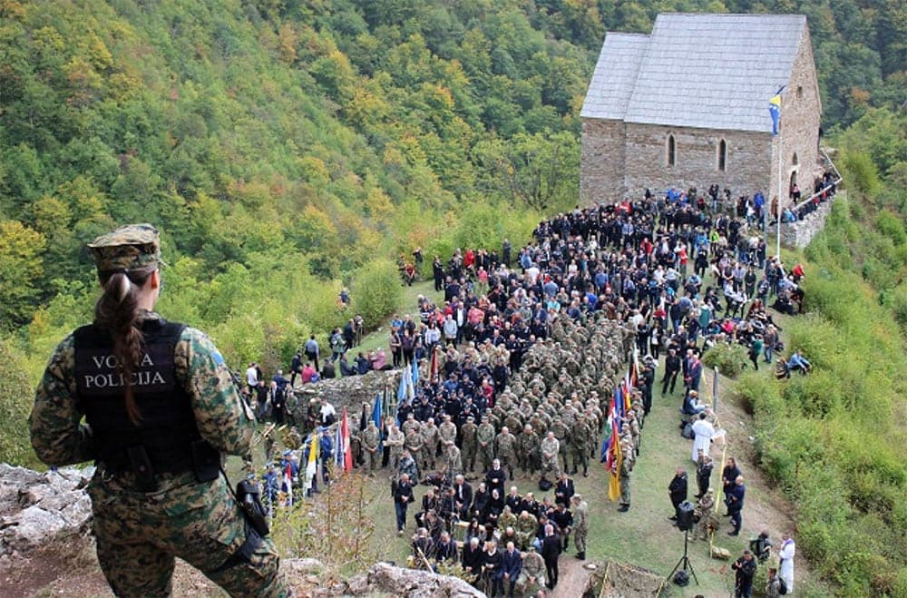 Ilustracija članka: Tužiteljstvo i SIPA traže tko je pjevao Thompsonovu pjesmu ”Lijepa li si”