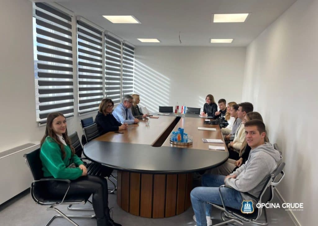 Ilustracija članka: Učenici školskog tima Civitas u posjeti Općini Grude