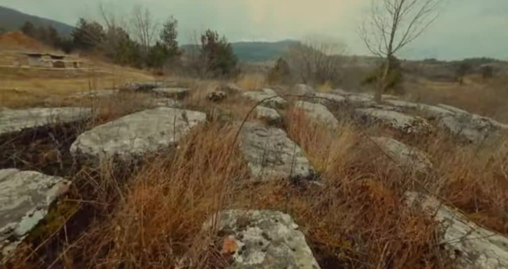 Ilustracija članka: Virtualno putovanje kroz nekropolu Tribistovo