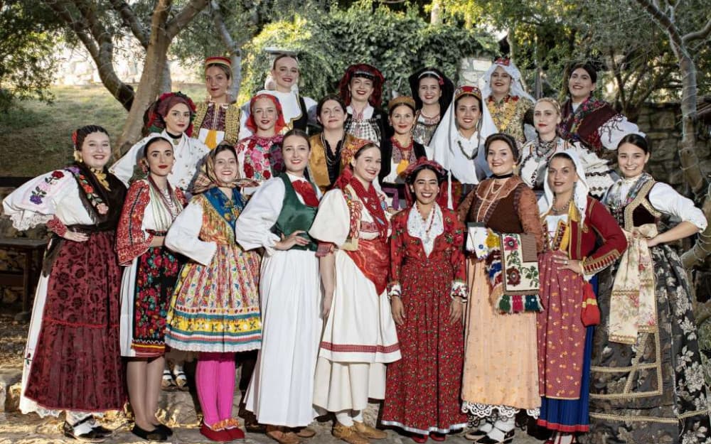 Ilustracija članka: Revija tradicijske odjeće i izbor najljepše Hrvatice u narodnoj nošnji izvan RH od 8. do 14. srpnja