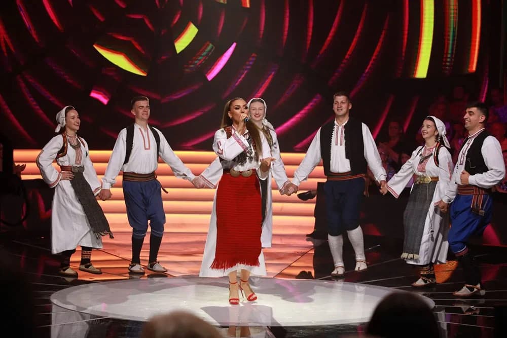 Ilustracija članka: Antonija Čerkez u narodnoj nošnji otpjevala ”Igraj Mare”